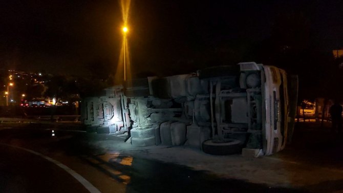 Tır Sürücüsü Hızını Alamayınca Araç Yan Yattı: 1 Yaralı