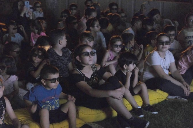 Karatay’da Çocuklar “Açık Havada 3d Sinema” Etkinliği İle Sinema Keyfi Yaşadı