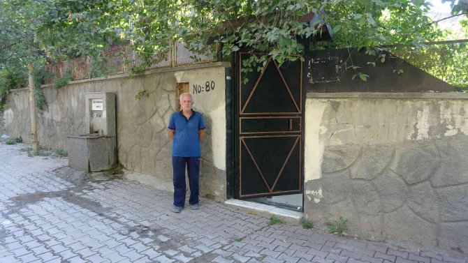 Su Kabaklarını Sanata Dönüştürüyor