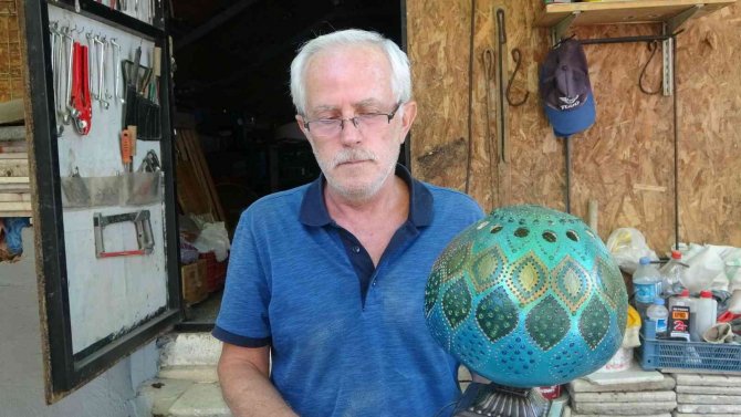 Su Kabaklarını Sanata Dönüştürüyor