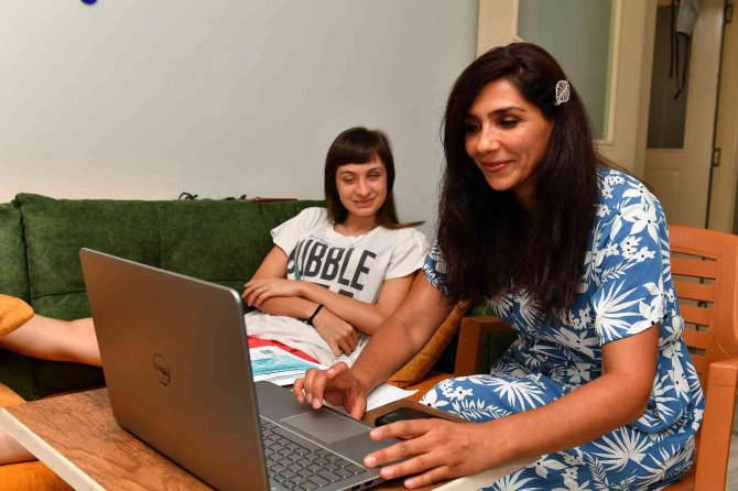 Görme Engelli Genç Kıza Eğitim Yardımı Desteği