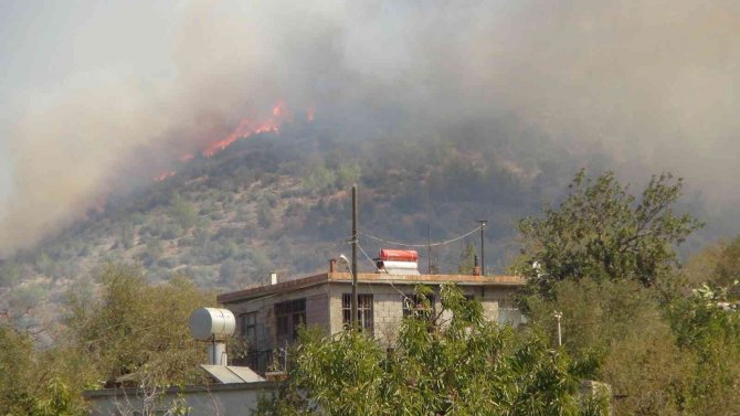 Köylüler Yangını Endişeli Gözlerle İzledi