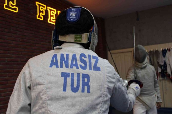 Genç Yaşında Elde Ettiği Başarılar İle Eskrim Sporunda Adını Tarihe Yazdırıyor