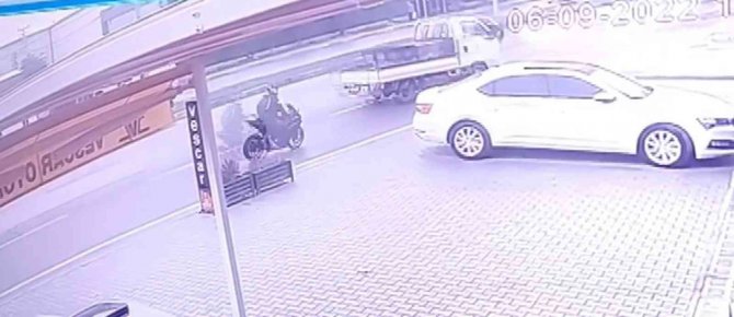 Bursa’da Motosiklet İle Kamyonetin Kazası Kameralarda