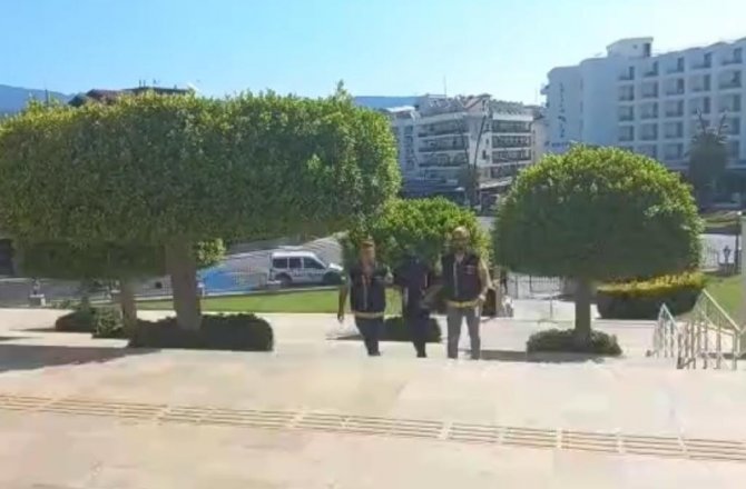 Arka Kapıdan Girdi, 300 Binlik Motosikletle Ön Kapıdan Çıkıp Gitti