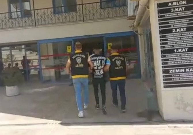Arka Kapıdan Girdi, 300 Binlik Motosikletle Ön Kapıdan Çıkıp Gitti