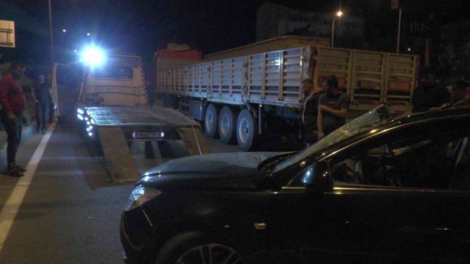 Seyir Halindeki Tıra Arkadan Çarptı: 2 Yaralı