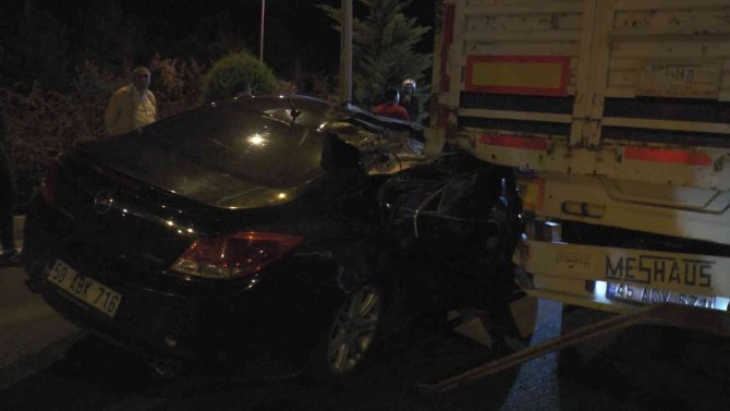 Seyir Halindeki Tıra Arkadan Çarptı: 2 Yaralı