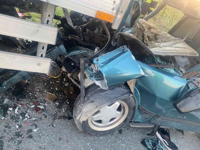 Kamyonete Arkadan Çarpan Otomobilin Sürücüsü Öldü
