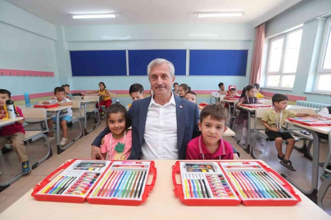 İ̇lkokul Öğrencilerine Boyama Ve Okuma Seti