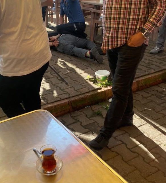 Boşanma Aşamasında Olduğu Karısını Adliye Önünde Defalarca Bıçakladı