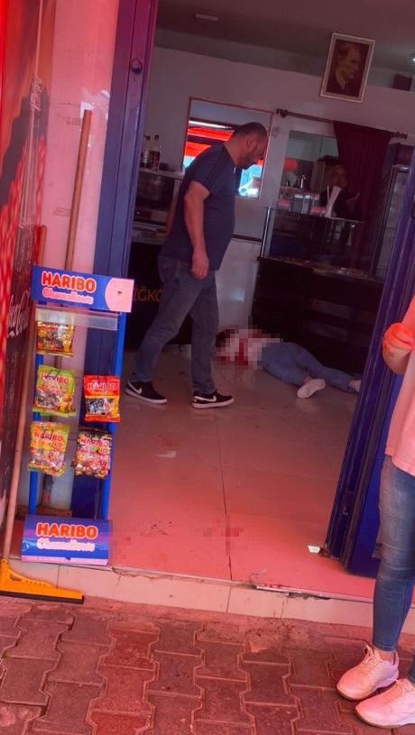 Boşanma Aşamasında Olduğu Karısını Adliye Önünde Defalarca Bıçakladı