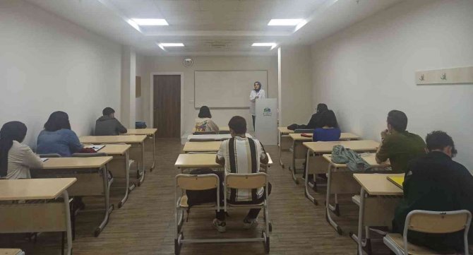 Demirtaş: “İ̇mkanı Olmayan Öğrencilerimizin Yanındayız”