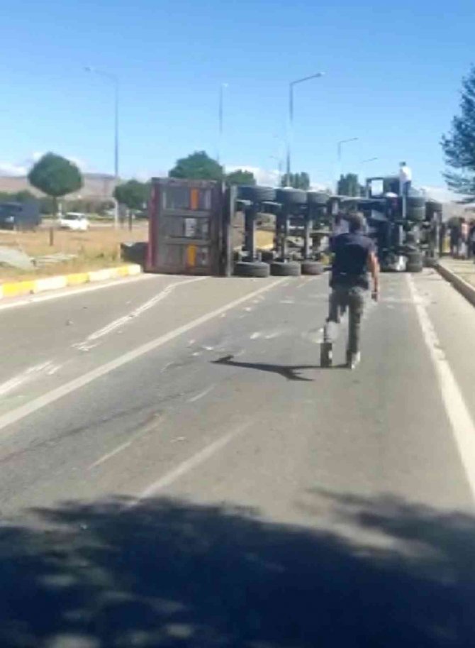 Damperi Açık Unutulan Tır, Ohts Direğine Çarptıktan Sonra Yan Yattı