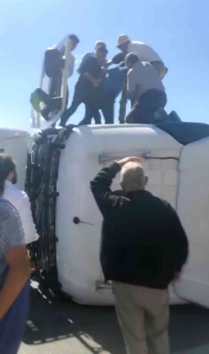Damperi Açık Unutulan Tır, Ohts Direğine Çarptıktan Sonra Yan Yattı