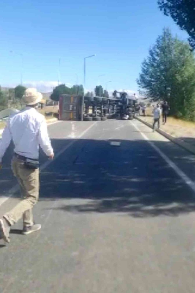 Damperi Açık Unutulan Tır, Ohts Direğine Çarptıktan Sonra Yan Yattı
