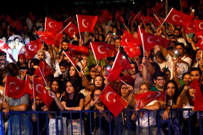 Söke’nin 100. Yıl Coşkusunda Ceylan Ertem Rüzgarı Esti