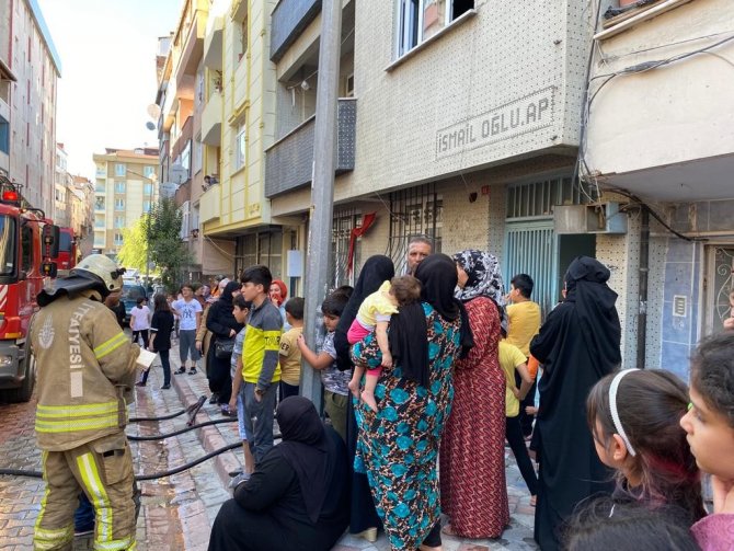 Sultangazi’de Mahalleliyi Korkutan Yangın, Mahsur Kalan 6 Kişiyi İtfaiye Kurtardı
