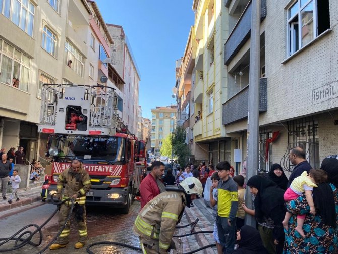 Sultangazi’de Mahalleliyi Korkutan Yangın, Mahsur Kalan 6 Kişiyi İtfaiye Kurtardı