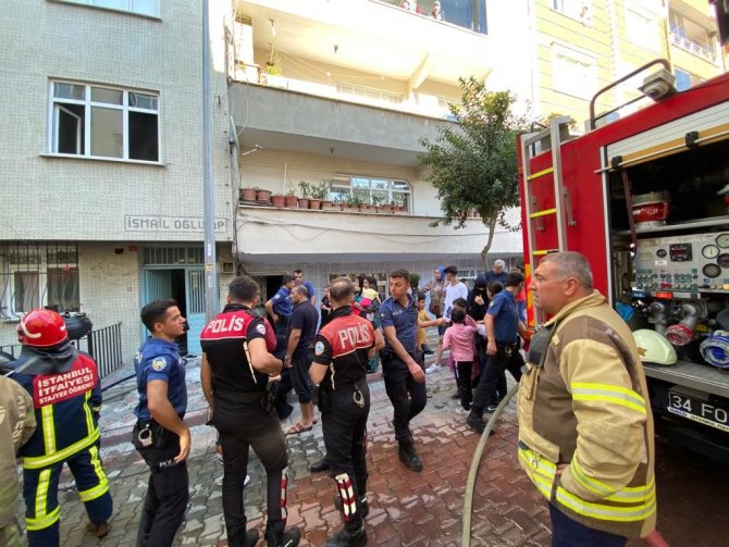Sultangazi’de Mahalleliyi Korkutan Yangın, Mahsur Kalan 6 Kişiyi İtfaiye Kurtardı