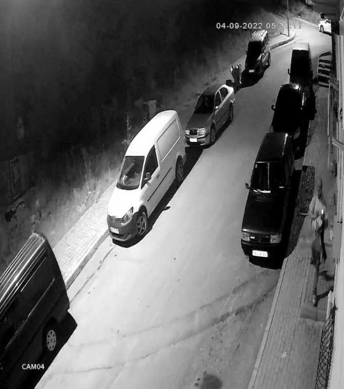 Balkonda Asılı Olan Çamaşırları Çaldı, O Anlar Kamerada