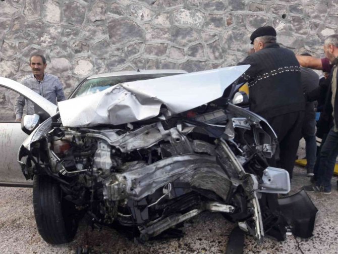 Tokat’ta İki Otomobilin Çarpıştığı Kazada 4 Kişi Yaralandı