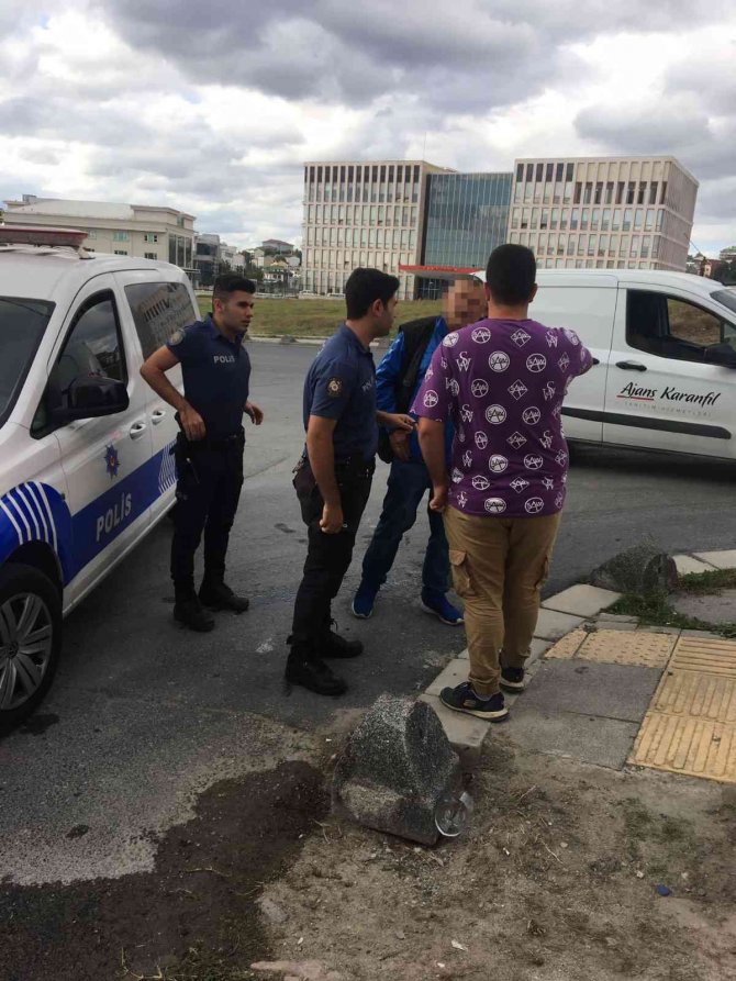 Arnavutköy’de Köpeği Motosikletine Bağlayarak Götüren Şahsa Tepki