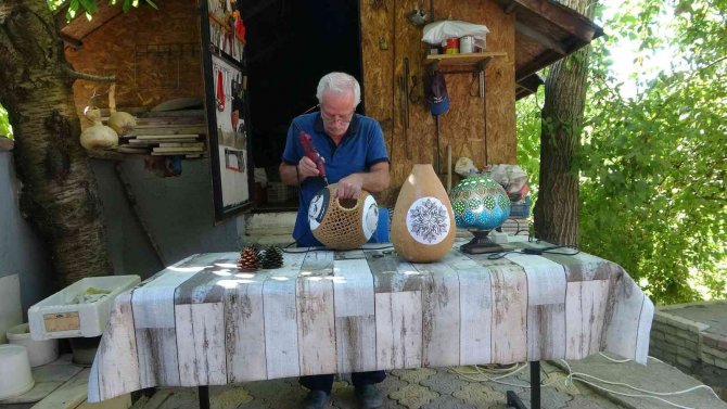 Su Kabaklarını Sanata Dönüştürüyor