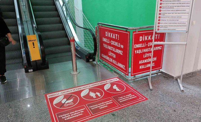 Hastanede Yürüyen Merdivenlerde Düşen 2 Kadın Yaralandı
