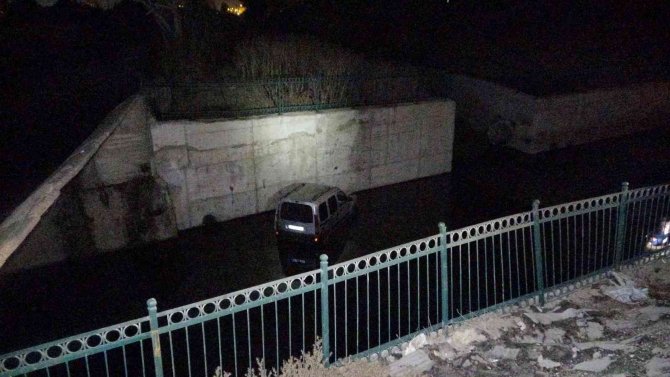 Adana’da Hafif Ticari Araç Kanala Düştü: 1 Yaralı