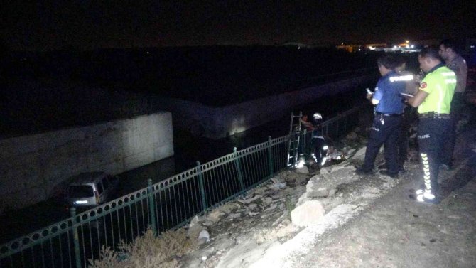 Adana’da Hafif Ticari Araç Kanala Düştü: 1 Yaralı