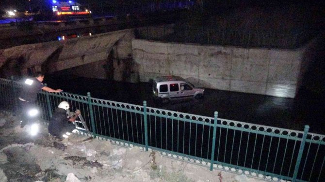 Adana’da Hafif Ticari Araç Kanala Düştü: 1 Yaralı