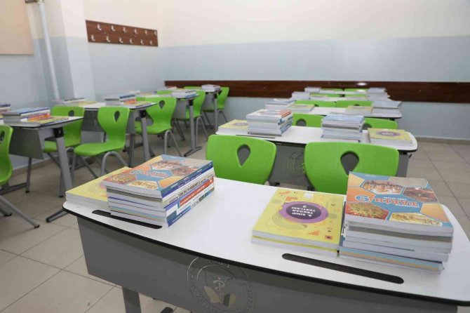 Ağrı’da Ücretsiz Ders Ve Kaynak Kitapları Öğrenci Sıralarına Bırakıldı