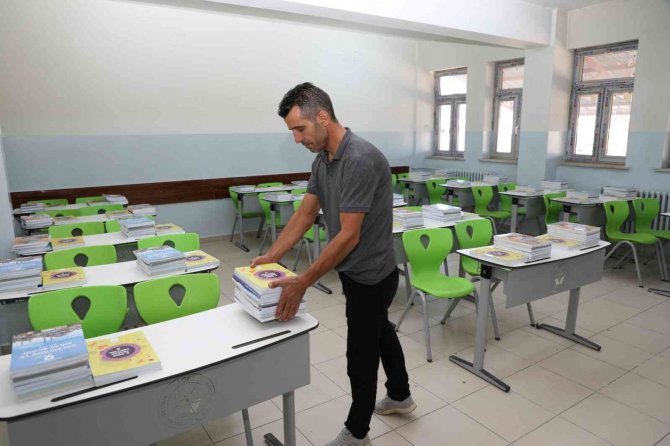 Ağrı’da Ücretsiz Ders Ve Kaynak Kitapları Öğrenci Sıralarına Bırakıldı