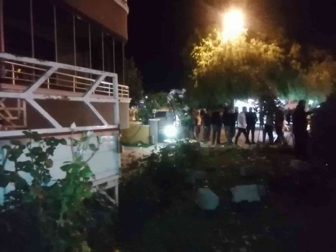 Bahçe Duvarını Aşıp Binaya Çarptı