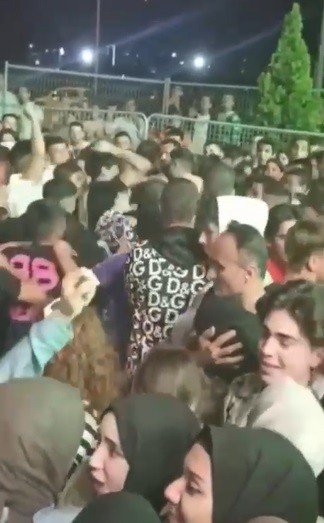 Konserde Tekme Ve Yumruklar Havada Böyle Uçuştu