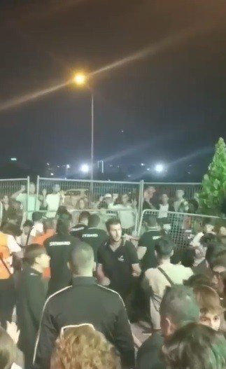 Konserde Tekme Ve Yumruklar Havada Böyle Uçuştu