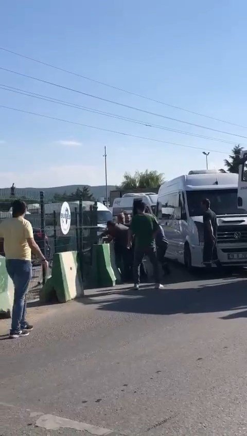 Servis Şoförleri İle Kamyon Şoförünün Yol Verme Kavgası Ringleri Aratmadı