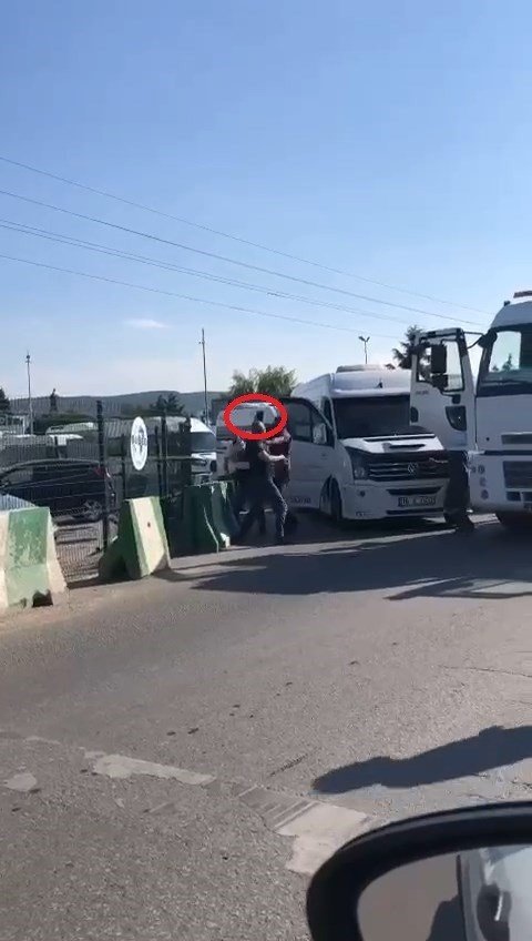 Servis Şoförleri İle Kamyon Şoförünün Yol Verme Kavgası Ringleri Aratmadı
