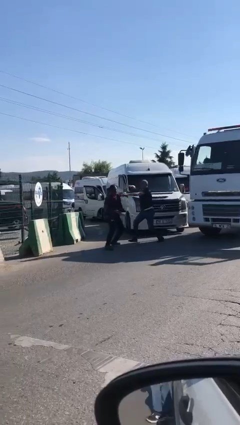 Servis Şoförleri İle Kamyon Şoförünün Yol Verme Kavgası Ringleri Aratmadı