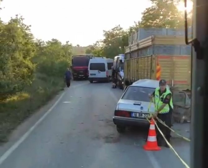 Otomobil Kamyona Arkadan Çarptı: 1 Ölü, 1 Yaralı
