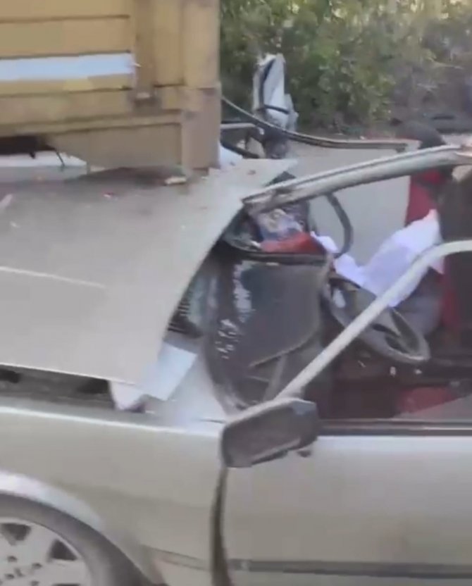 Otomobil Kamyona Arkadan Çarptı: 1 Ölü, 1 Yaralı