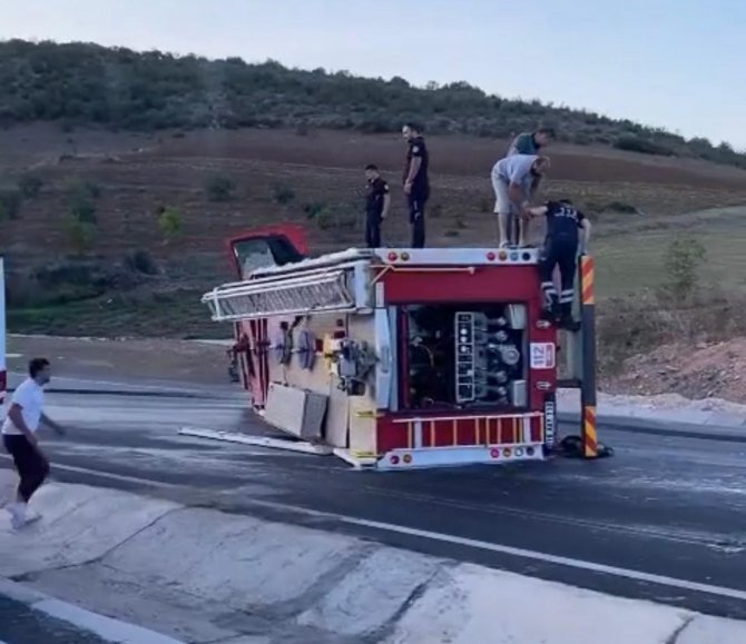 İ̇tfaiye Aracı Devrildi, 3 İtfaiye Eri Yaralandı