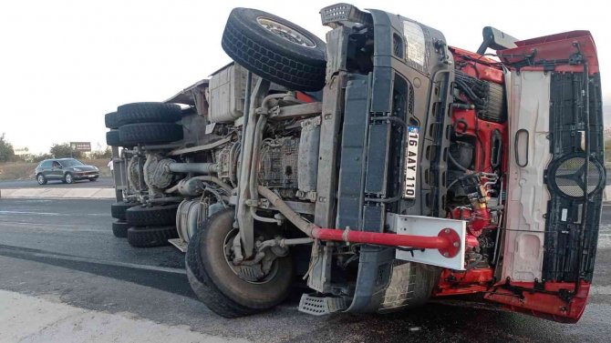 İ̇tfaiye Aracı Devrildi, 3 İtfaiye Eri Yaralandı