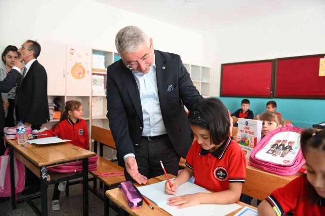 Çorum Belediyesinden 4 Bin 721 Öğrenciye Çanta Ve Kırtasiye Yardımı