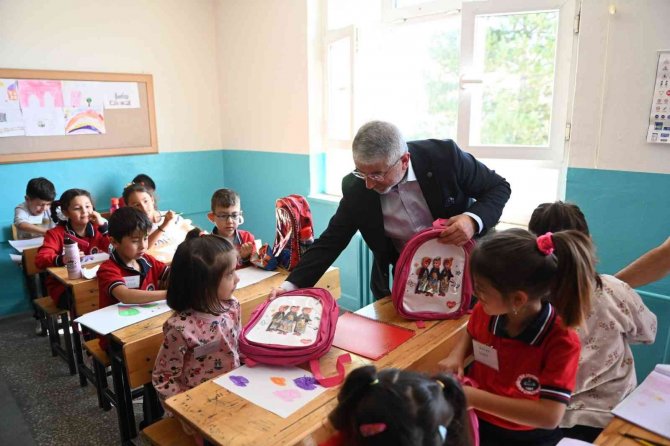 Çorum Belediyesinden 4 Bin 721 Öğrenciye Çanta Ve Kırtasiye Yardımı