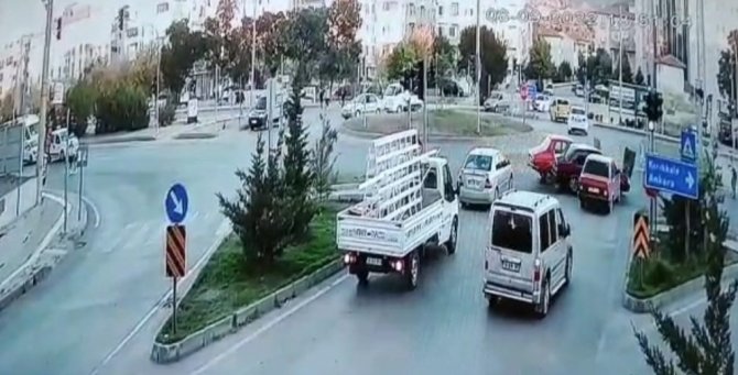 Kavşaktaki Zincirleme Kaza Kamerada: 2 Yaralı