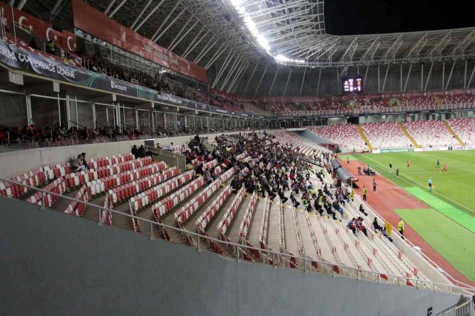 Sivassporlu Taraftarlar Slavia Prag Maçına İlgi Göstermedi