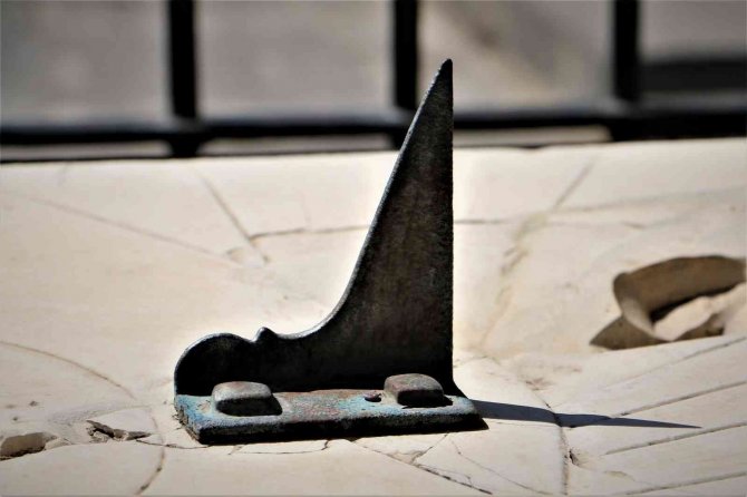 8 Asırlık Güneş Saati Zamanı Göstermeye Devam Ediyor