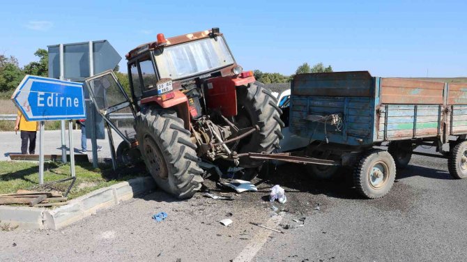 Edirne’de Ayçiçek Yüklü Traktörle, Hafif Ticari Araç Çarpıştı: 3 Yaralı